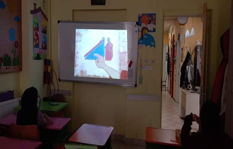 ایجاد انگیزه و پیش تدریس درس نهم از کتاب علوم با نمایش پویانمایی و انجام آزمایش 6