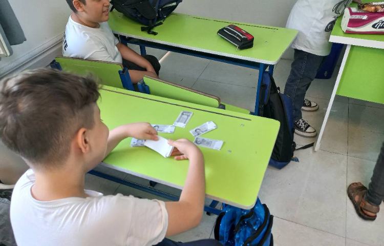 ایجاد فروشگاه کلاس برجیس 2 ، خرید و فروش توسط دانش آموزان و در نهایت محاسبه مبلغ خرج شده و باقی ماند 2