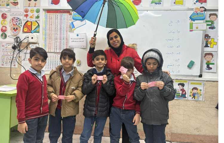 باران کاغذی با چتر 2