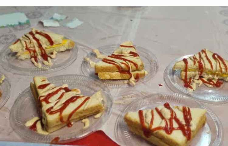 بازارچه خیریه متوسطه اول و دوم دخترانه شرق علوی در تاریخ 8 اسفند 1402 برگزار شد. 5