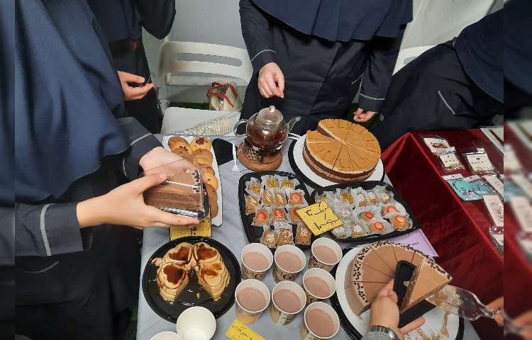 بازارچه خیریه و نمایشگاه دست سازه های دانش آموزان 10