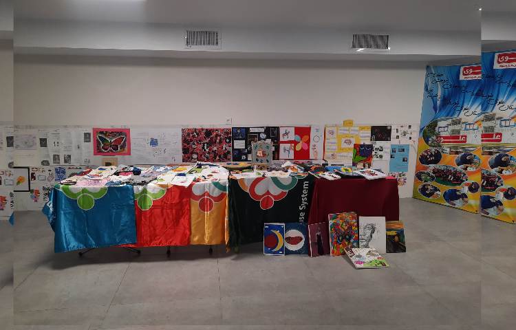 بازارچه خیریه و نمایشگاه دست سازه های دانش آموزان 2