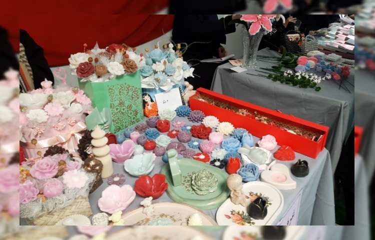 بازارچه خیریه و نمایشگاه دست سازه های دانش آموزان 6