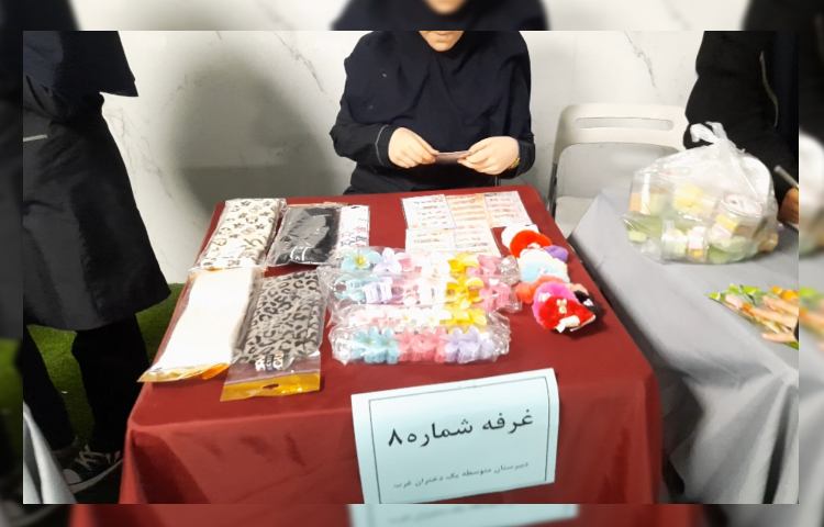 بازارچه خیریه و نمایشگاه دست سازه های دانش آموزان 8