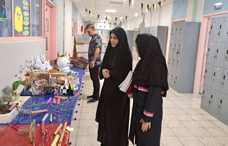 بازدید اولیا از دستاورد های دانش آموزان 1