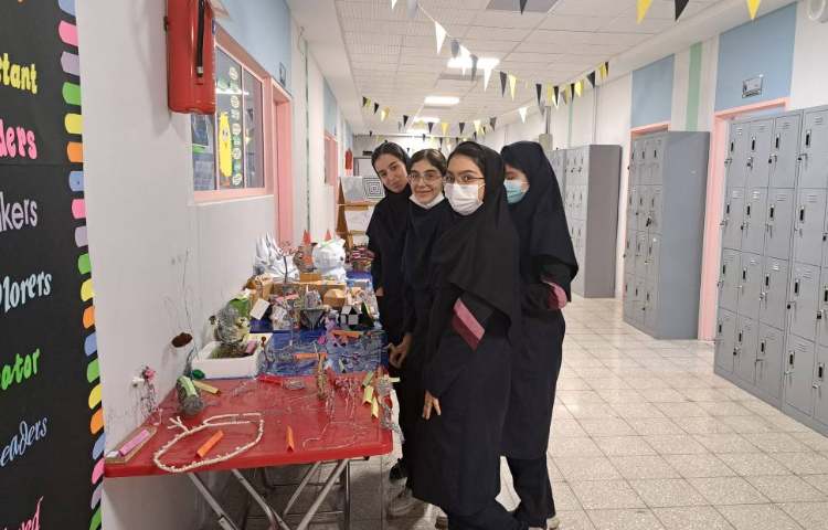 بازدید اولیا از دستاورد های دانش آموزان 3