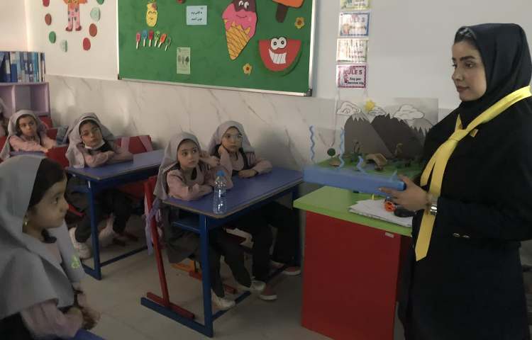 بازدید بازرس محترم واحد دبستان از اجرای درس چرخه آب در پایه دوم؛ 1