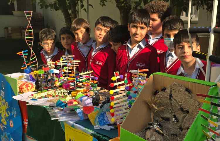 بازدید دانش‌آموزان از نمایشگاه دست‌سازه‌های هفته ملی علوم 11