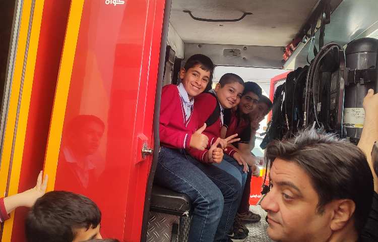 بازدید دانش آموزان پایه ششم و پنجم از ایستگاه آتش‌نشانی 10