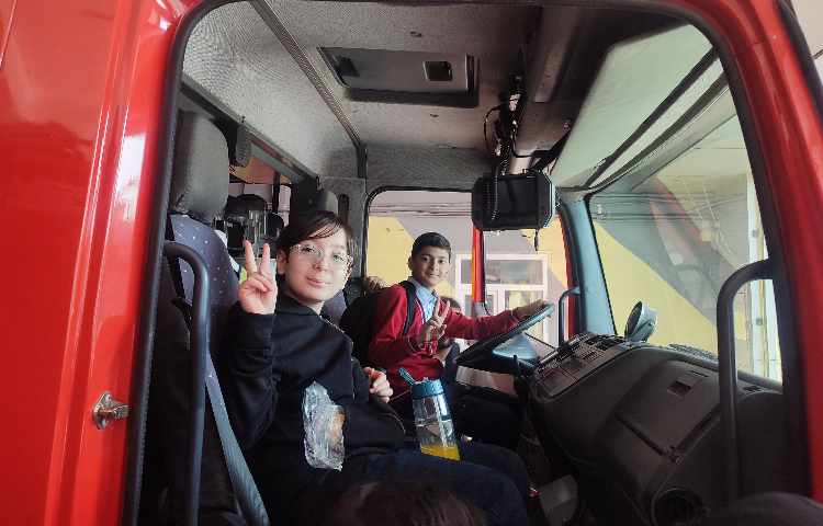 بازدید دانش آموزان پایه ششم و پنجم از ایستگاه آتش‌نشانی 11