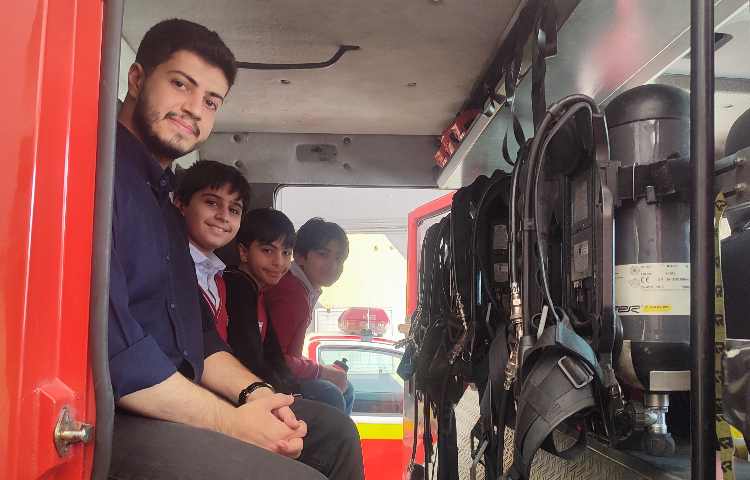 بازدید دانش آموزان پایه ششم و پنجم از ایستگاه آتش‌نشانی 12