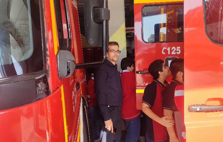 بازدید دانش آموزان پایه ششم و پنجم از ایستگاه آتش‌نشانی 13