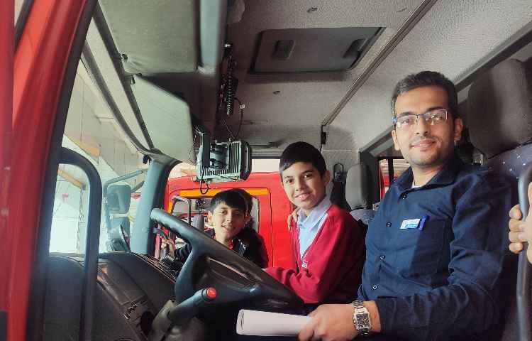 بازدید دانش آموزان پایه ششم و پنجم از ایستگاه آتش‌نشانی 14