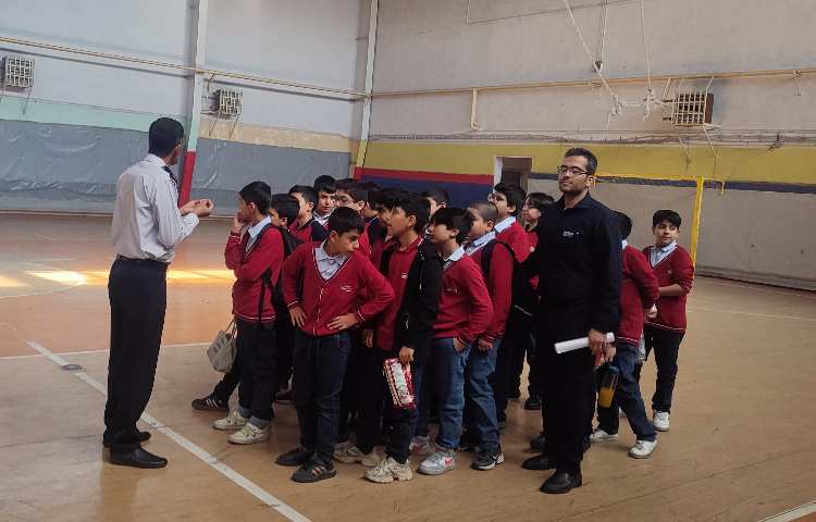 بازدید دانش آموزان پایه ششم و پنجم از ایستگاه آتش‌نشانی 15