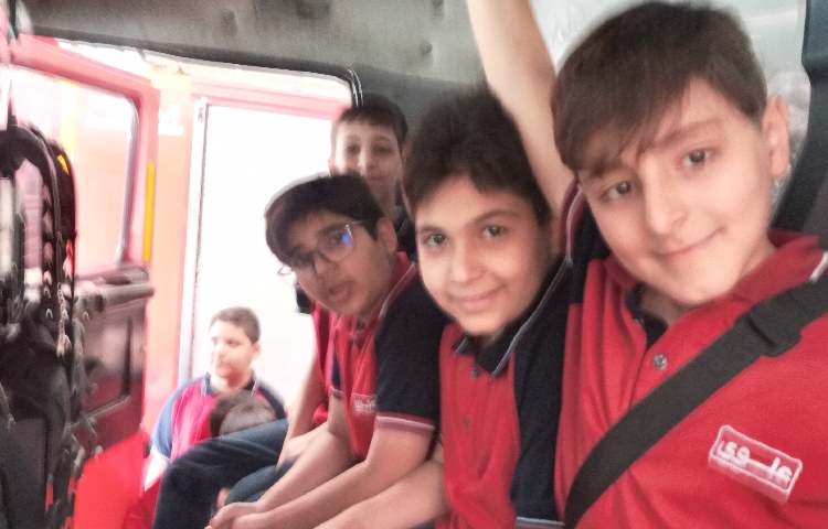 بازدید دانش آموزان پایه ششم و پنجم از ایستگاه آتش‌نشانی 18