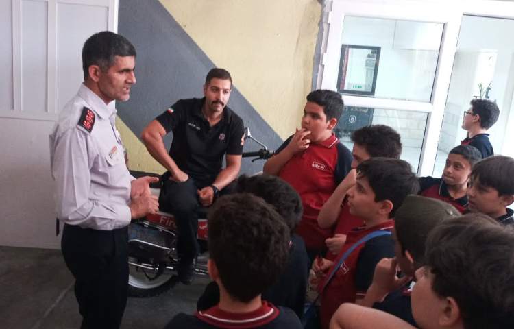 بازدید دانش آموزان پایه ششم و پنجم از ایستگاه آتش‌نشانی 19