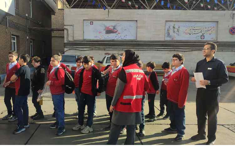 بازدید دانش آموزان پایه ششم و پنجم از ایستگاه آتش‌نشانی 3