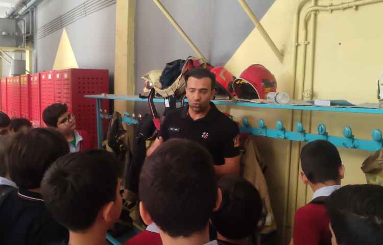 بازدید دانش آموزان پایه ششم و پنجم از ایستگاه آتش‌نشانی 7