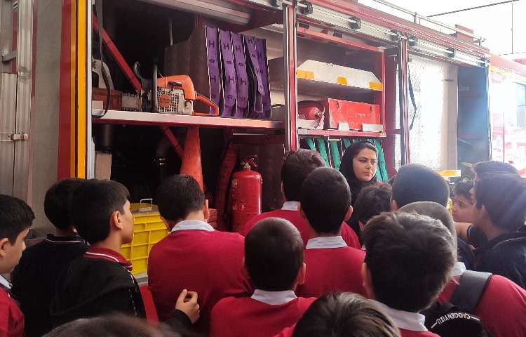 بازدید دانش آموزان پایه ششم و پنجم از ایستگاه آتش‌نشانی 8