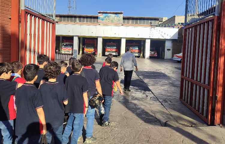 بازدید دانش آموزان چهارم و پنجم از ایستگاه آتش‌نشانی 1