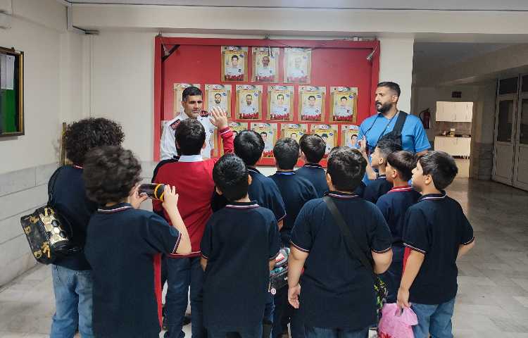 بازدید دانش آموزان چهارم و پنجم از ایستگاه آتش‌نشانی 10