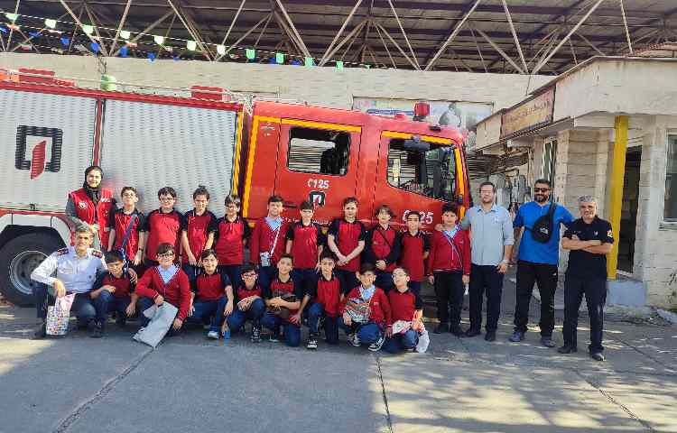 بازدید دانش آموزان چهارم و پنجم از ایستگاه آتش‌نشانی 11