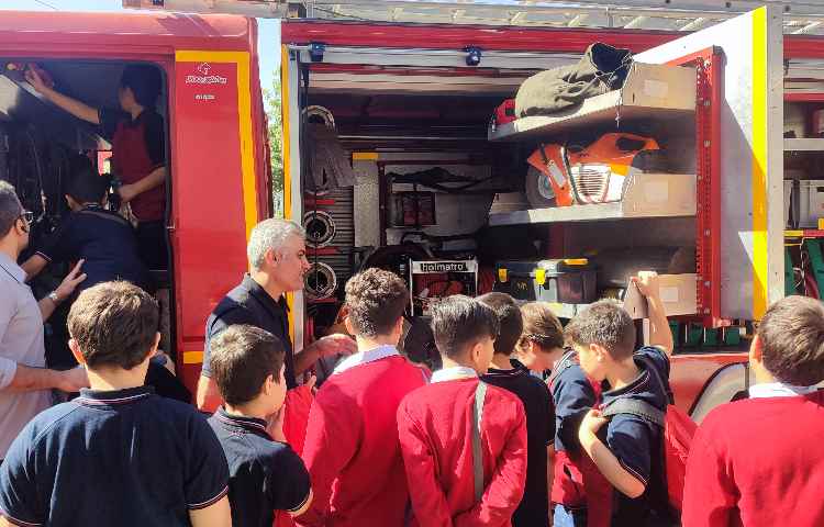 بازدید دانش آموزان چهارم و پنجم از ایستگاه آتش‌نشانی 12