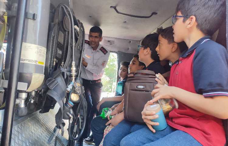 بازدید دانش آموزان چهارم و پنجم از ایستگاه آتش‌نشانی 13