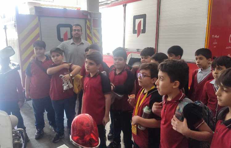 بازدید دانش آموزان چهارم و پنجم از ایستگاه آتش‌نشانی 14