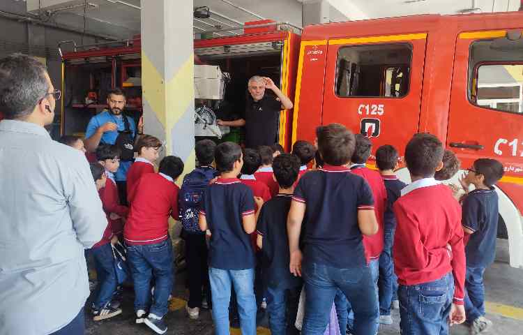 بازدید دانش آموزان چهارم و پنجم از ایستگاه آتش‌نشانی 15
