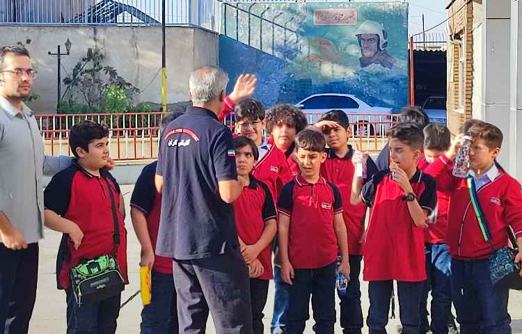 بازدید دانش آموزان چهارم و پنجم از ایستگاه آتش‌نشانی 3