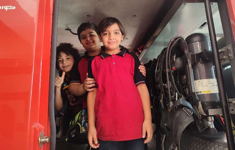 بازدید دانش آموزان چهارم و پنجم از ایستگاه آتش‌نشانی 4