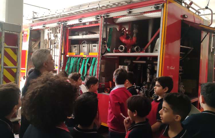 بازدید دانش آموزان چهارم و پنجم از ایستگاه آتش‌نشانی 5