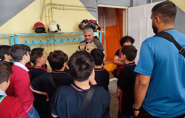 بازدید دانش آموزان چهارم و پنجم از ایستگاه آتش‌نشانی 6