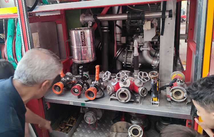 بازدید دانش آموزان چهارم و پنجم از ایستگاه آتش‌نشانی 7