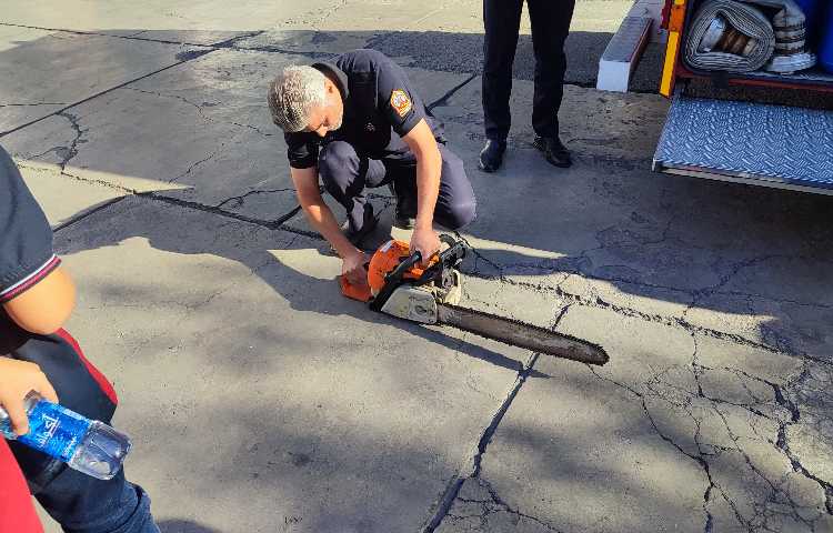 بازدید دانش آموزان چهارم و پنجم از ایستگاه آتش‌نشانی 8