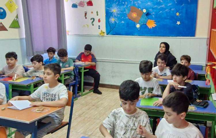 بازدید سرکار خانم دکتر کمالی مدیریت محترم دبستان از کلاس‌های آموزشی