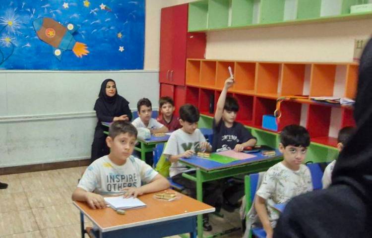 بازدید سرکار خانم دکتر کمالی مدیریت محترم دبستان از کلاس‌های آموزشی 2