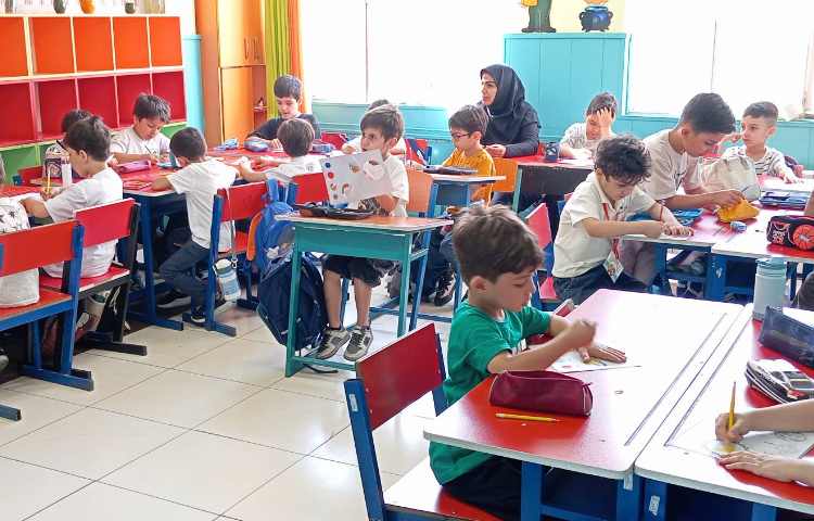 بازدید سرکار خانم دکتر کمالی مدیریت محترم دبستان از کلاس‌های آموزشی 3
