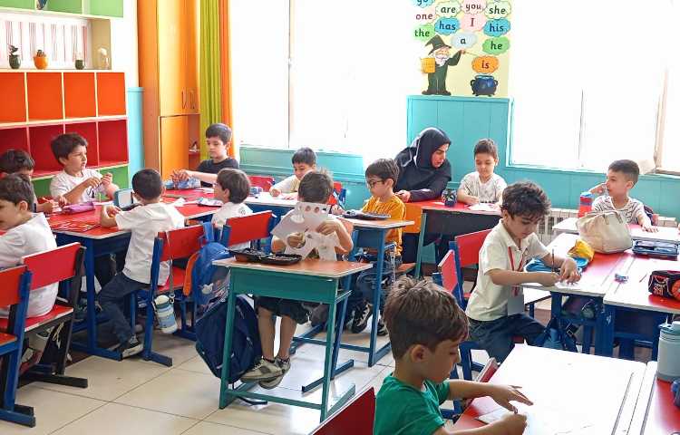 بازدید سرکار خانم دکتر کمالی مدیریت محترم دبستان از کلاس‌های آموزشی 4