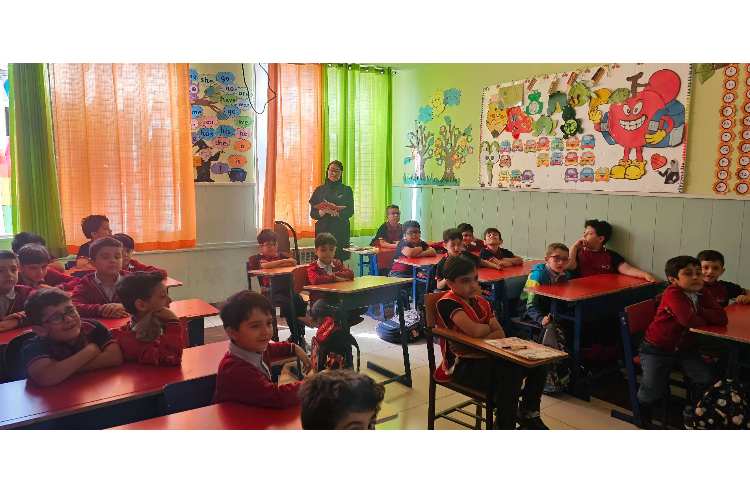 بازدید سوپروایزر زبان از درس زبان