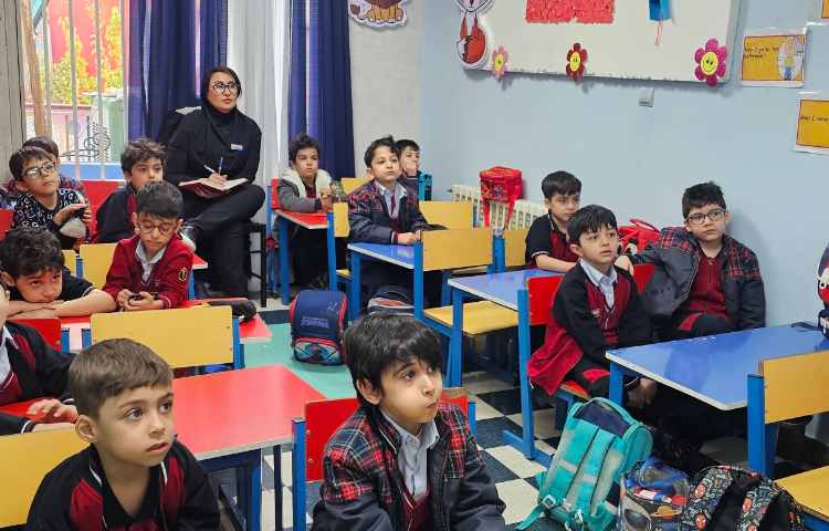 بازدید سوپروایزر زبان از کلاس زبان 2