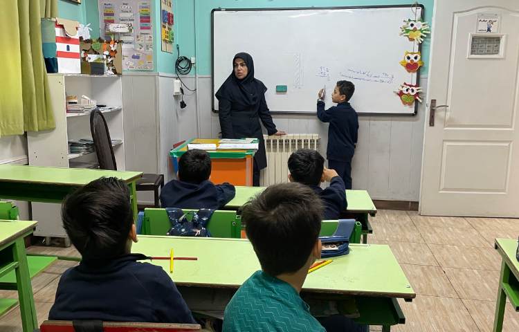 بازدید مدیر دبستان سرکار خانم کمالی از فعالیت های آموزشی 1