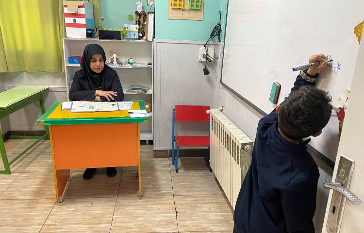 بازدید مدیر دبستان سرکار خانم کمالی از فعالیت های آموزشی 2