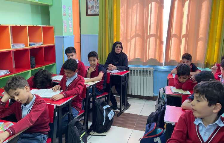 بازدید مدیر دبستان سرکار خانم کمالی از فعالیت های آموزشی 4