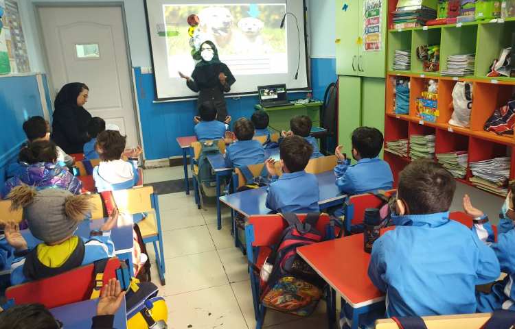 :بازدید مدیر، معاون آموزشی و سوپروایزر زبان از روند آموزش کلاس ها 1