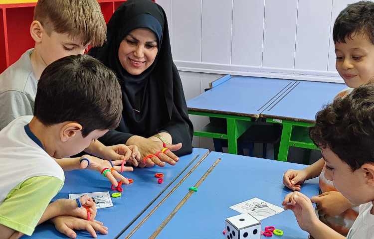 بازدید مدیر، معاون آموزشی و سوپروایزر زبان از روند آموزش کلاس ها 1