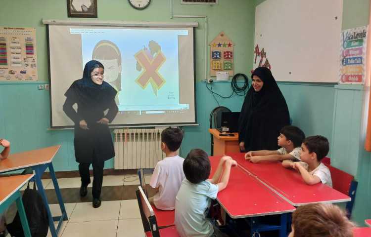 بازدید مدیر، معاون آموزشی و سوپروایزر زبان از روند آموزش کلاس ها 2