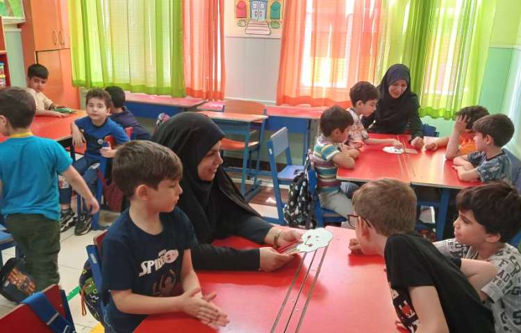 بازدید مدیر، معاون آموزشی و سوپروایزر زبان از روند آموزش کلاس ها 3