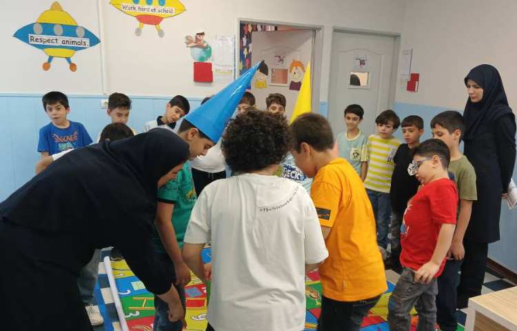 بازدید مدیر، معاون آموزشی و سوپروایزر زبان از روند آموزش کلاس ها 4